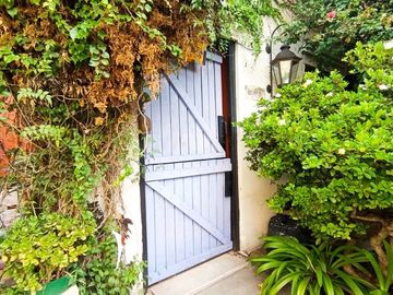 VENTA CASA 4 AMB CON PILETA Y PARQUE EN CASTELAR