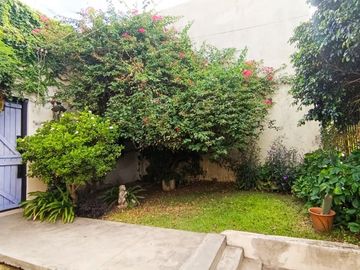 VENTA CASA 4 AMB CON PILETA Y PARQUE EN CASTELAR