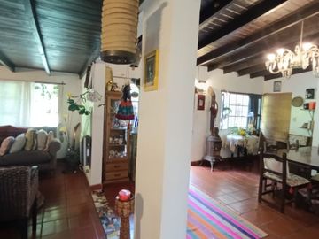 VENTA CASA 4 AMB CON PILETA Y PARQUE EN CASTELAR
