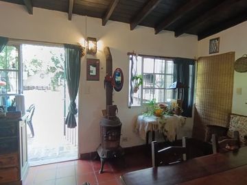VENTA CASA 4 AMB CON PILETA Y PARQUE EN CASTELAR