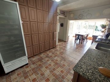 CASA EN VENTA 4 AMBIENTES BOULOGNE CON JARDIN
