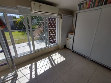 CASA EN VENTA 4 AMBIENTES BOULOGNE CON JARDIN