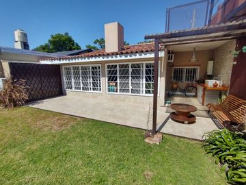 CASA EN VENTA 4 AMBIENTES BOULOGNE CON JARDIN