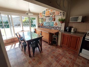 CASA EN VENTA 4 AMBIENTES BOULOGNE CON JARDIN