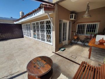 CASA EN VENTA 4 AMBIENTES BOULOGNE CON JARDIN
