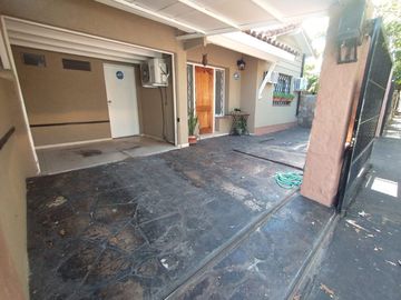 CASA EN VENTA 4 AMBIENTES BOULOGNE CON JARDIN