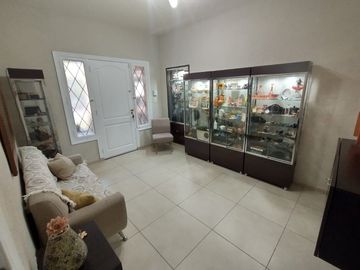 CASA EN VENTA 4 AMBIENTES BOULOGNE CON JARDIN