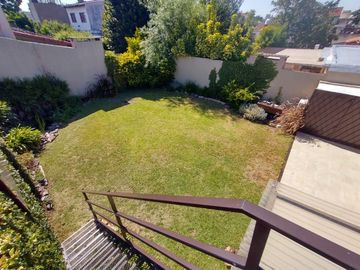 CASA EN VENTA 4 AMBIENTES BOULOGNE CON JARDIN
