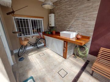 CASA EN VENTA 4 AMBIENTES BOULOGNE CON JARDIN