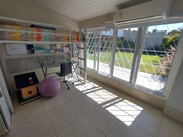 CASA EN VENTA 4 AMBIENTES BOULOGNE CON JARDIN