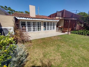 CASA EN VENTA 4 AMBIENTES BOULOGNE CON JARDIN