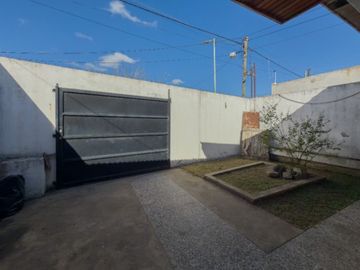 Casa + Departamento en VENTA en Berisso con pileta
