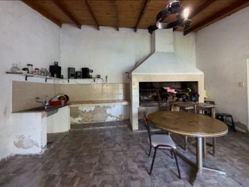Casa + Departamento en VENTA en Berisso con pileta