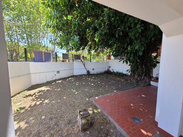 CASA 5 AMBIENTES EN BERNAL CENTRO EN VENTA