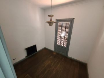 CASA 5 AMBIENTES EN BERNAL CENTRO EN VENTA