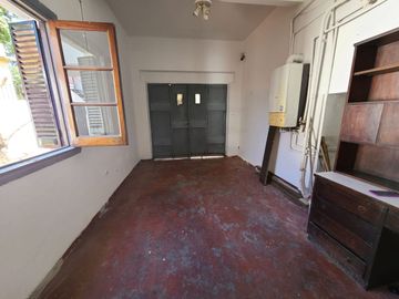 CASA 5 AMBIENTES EN BERNAL CENTRO EN VENTA