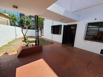 CASA 5 AMBIENTES EN BERNAL CENTRO EN VENTA
