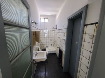 CASA 5 AMBIENTES EN BERNAL CENTRO EN VENTA