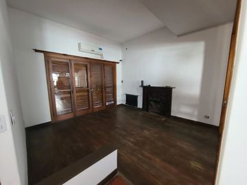 CASA 5 AMBIENTES EN BERNAL CENTRO EN VENTA