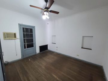 CASA 5 AMBIENTES EN BERNAL CENTRO EN VENTA
