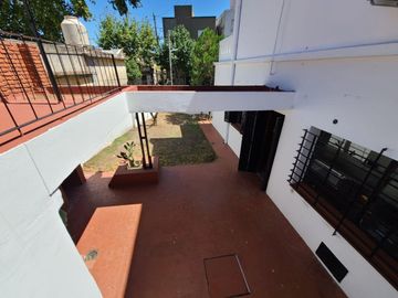 CASA 5 AMBIENTES EN BERNAL CENTRO EN VENTA