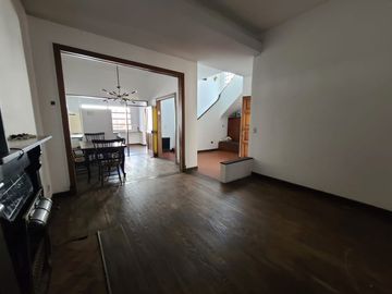 CASA 5 AMBIENTES EN BERNAL CENTRO EN VENTA