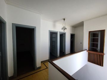 CASA 5 AMBIENTES EN BERNAL CENTRO EN VENTA