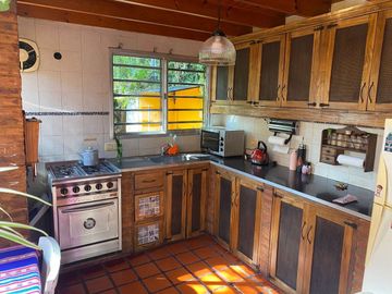 VENTA CASA 4 AMB. C/ PILETA Y PARQUE. QUILMES.
