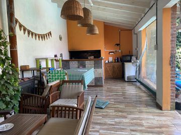 VENTA CASA 4 AMB. C/ PILETA Y PARQUE. QUILMES.