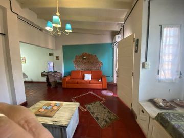 VENTA CASA 4 AMB. C/ PILETA Y PARQUE. QUILMES.