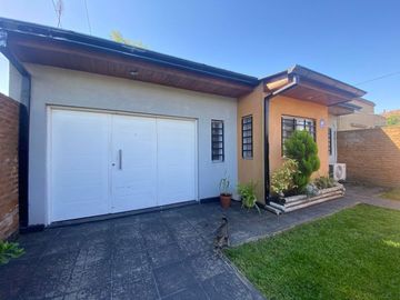 VENTA CASA 4 AMB. C/ PILETA Y PARQUE. QUILMES.