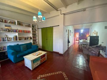 VENTA CASA 4 AMB. C/ PILETA Y PARQUE. QUILMES.