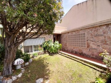 VENTA CASA 3 AMB CON COCHERA PATIO Y QUINCHO GERLI