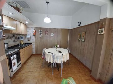 VENTA CASA 3 AMB CON COCHERA PATIO Y QUINCHO GERLI