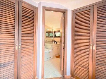 VENTA CASA 5 AMBIENTES CON PARQUE Y PISCINA