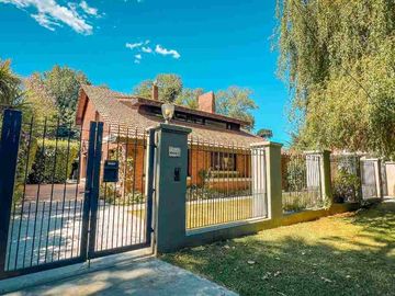 VENTA CASA 5 AMBIENTES CON PARQUE Y PISCINA