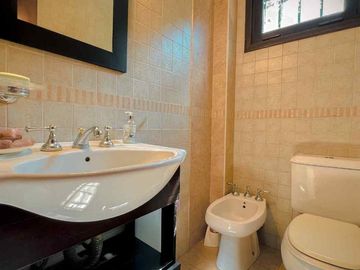 VENTA CASA 5 AMBIENTES CON PARQUE Y PISCINA