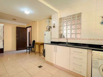 VENTA CASA 5 AMBIENTES CON PARQUE Y PISCINA