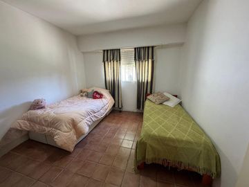 Venta casa tres ambientes parque y entrada de auto