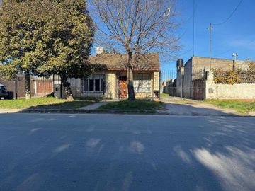 Venta casa tres ambientes parque y entrada de auto