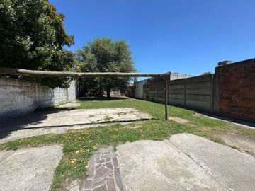 Venta casa tres ambientes parque y entrada de auto