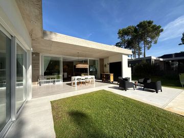 Casa en Venta en PINAMAR Barrio Álamos 5 ambientes