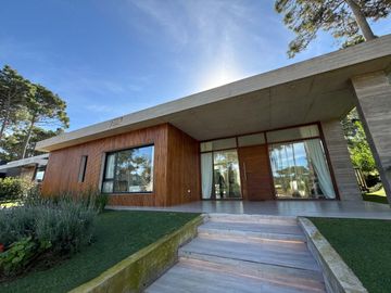 Casa en Venta en PINAMAR Barrio Álamos 5 ambientes