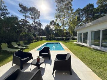 Casa en Venta en PINAMAR Barrio Álamos 5 ambientes