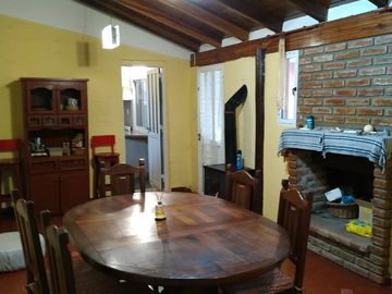 VENTA DE CASA CON 3 DORMITORIOS, PILETA Y QUINCHO