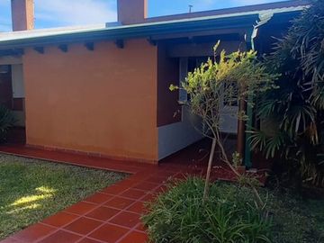 VENTA DE CASA CON 3 DORMITORIOS, PILETA Y QUINCHO