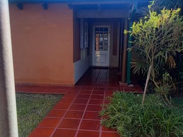 VENTA DE CASA CON 3 DORMITORIOS, PILETA Y QUINCHO