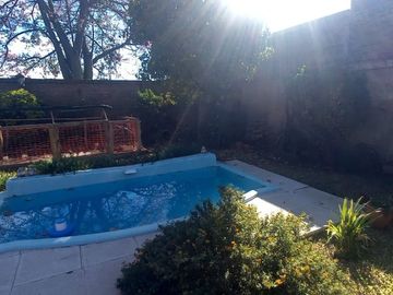 VENTA DE CASA CON 3 DORMITORIOS, PILETA Y QUINCHO