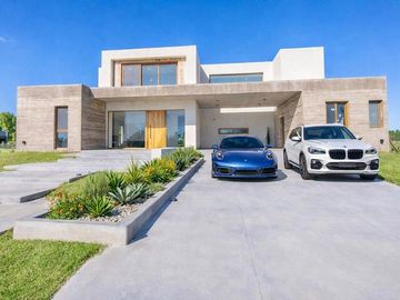 VENTA - CASA A ESTRENAR FRENTE A LA CANCHA DE POLO