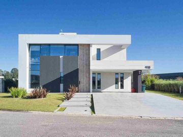 CASA 5 AMBIENTES EN VENTA EN LAGOS DE CANNING